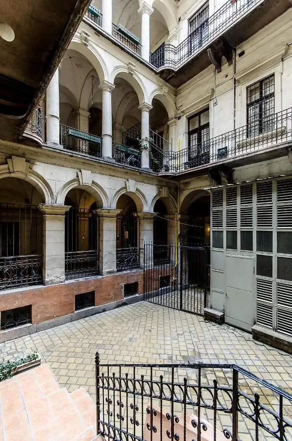 Spacious 3 Room Apartment In Downtown Budapest
