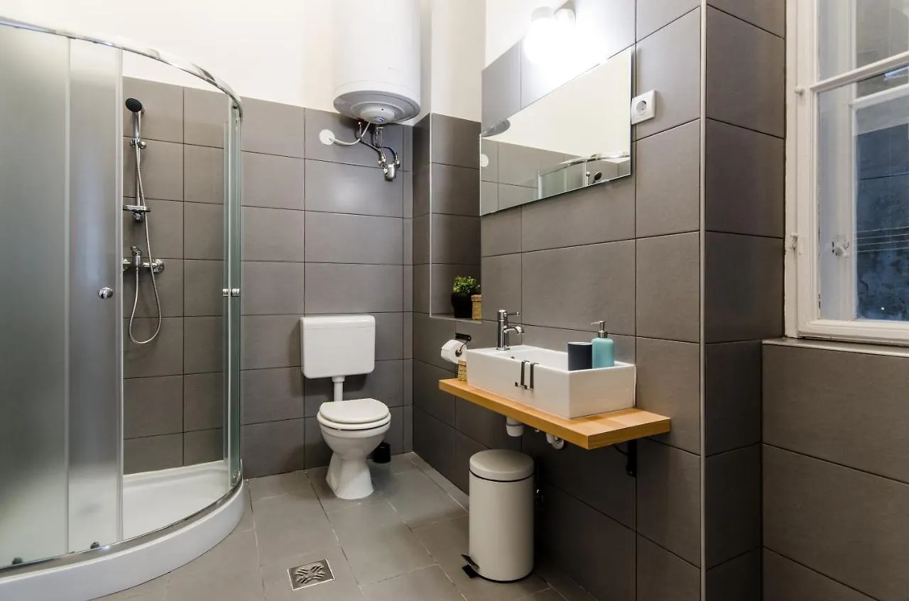 Spacious 3 Room Apartment In Downtown Budapest 0*,