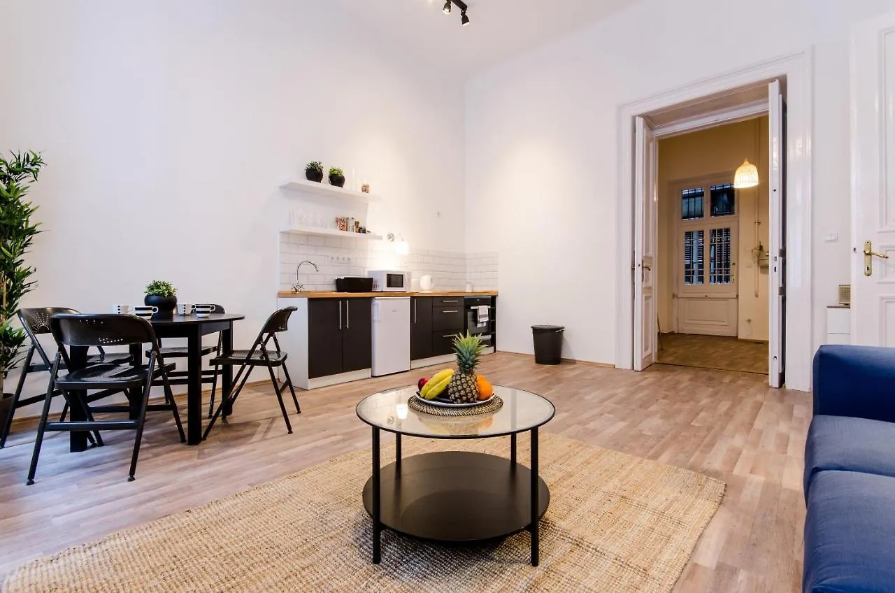 Spacious 3 Room Apartment In Downtown Budapest 0*,