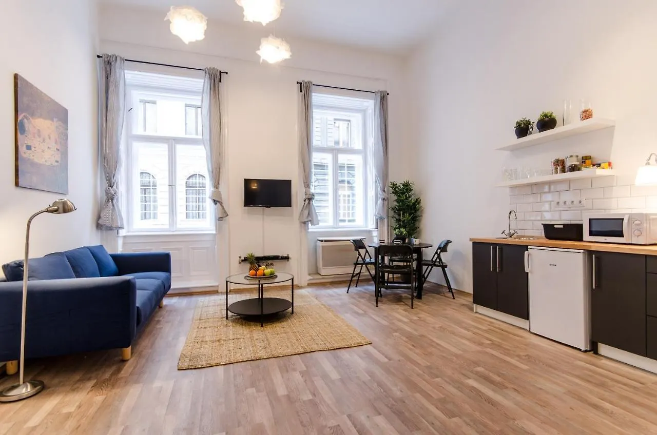 Spacious 3 Room Apartment In Downtown Budapest