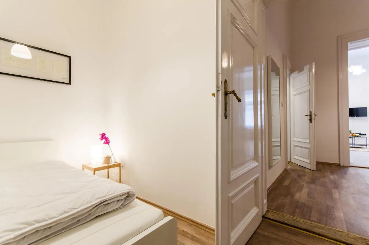 Spacious 3 Room Apartment In Downtown Budapeszt Węgry